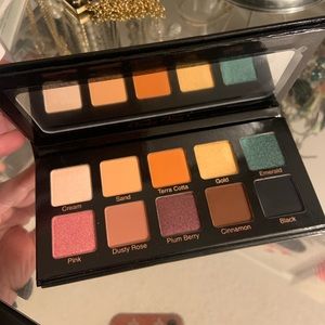 New. Violet Voss Essentials Eyeshadow